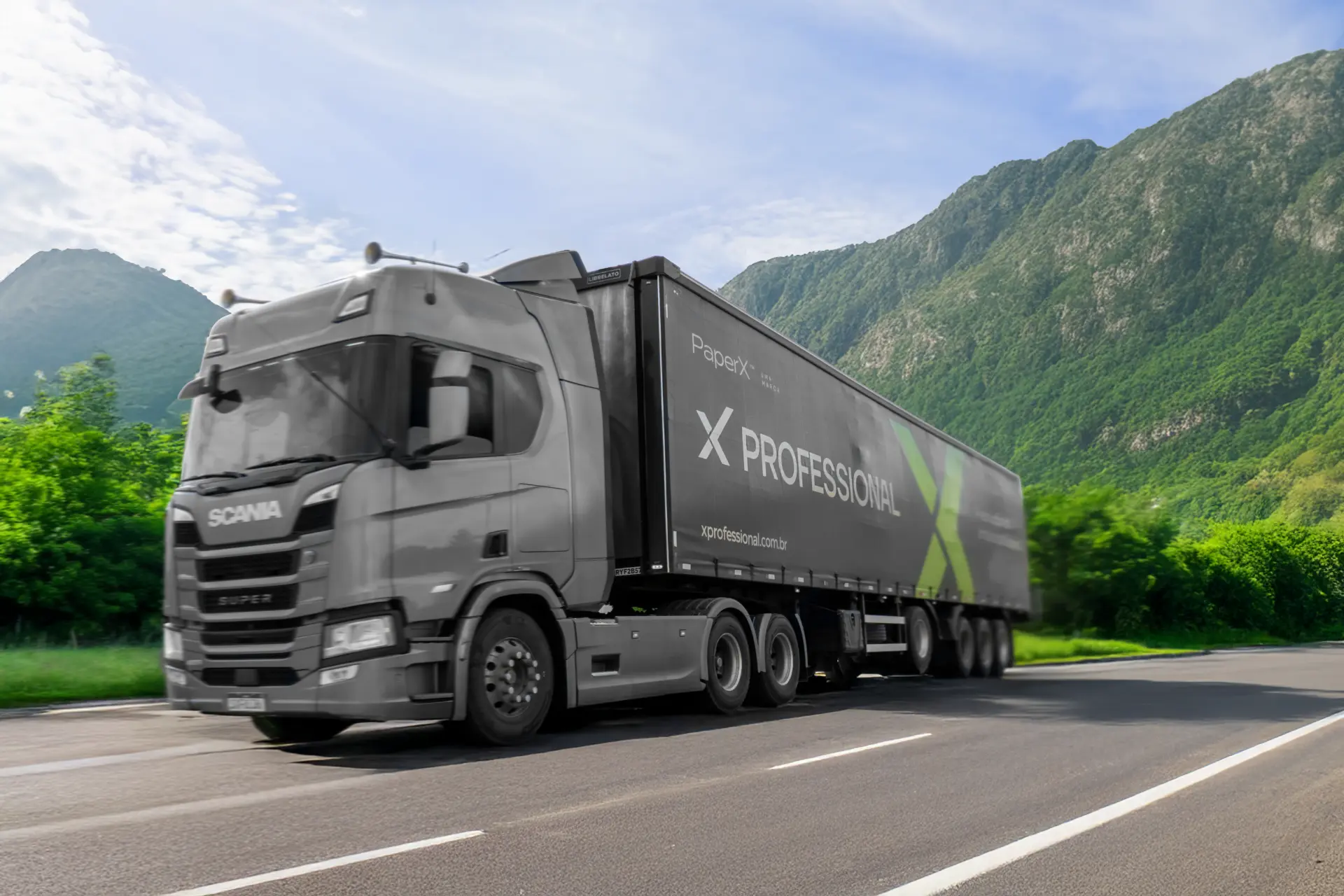 Carreta XProfessional em rodovia